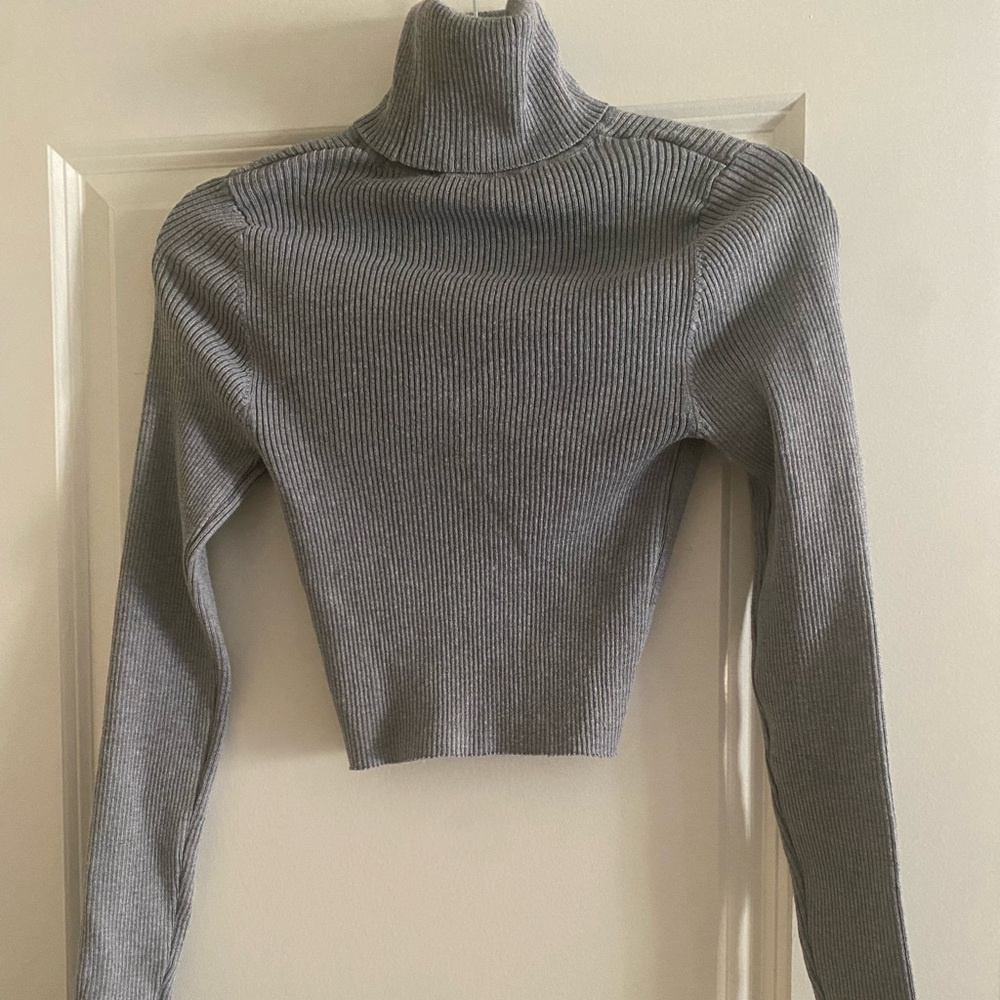 GREY TURTLENECK TOP